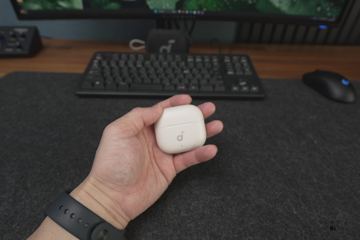 手のひらに収まるSoundcore P42iの充電ケース