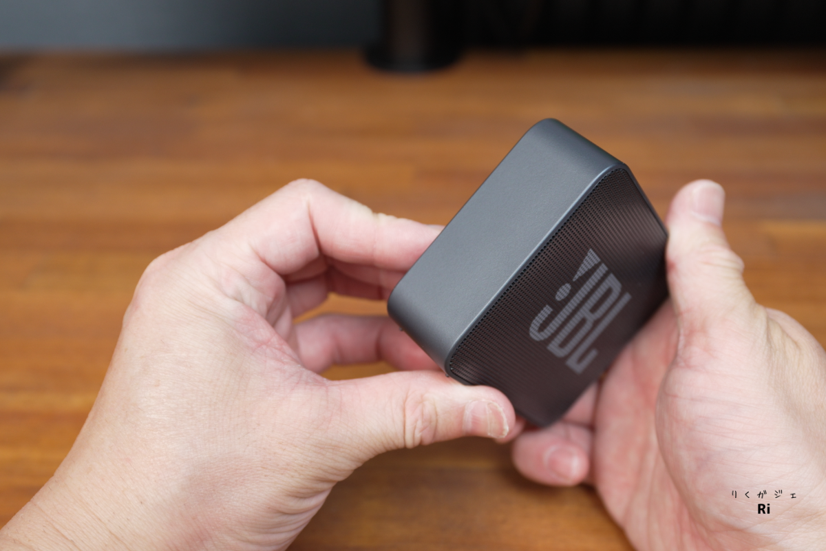 JBL Go Essential 2を手に持った様子