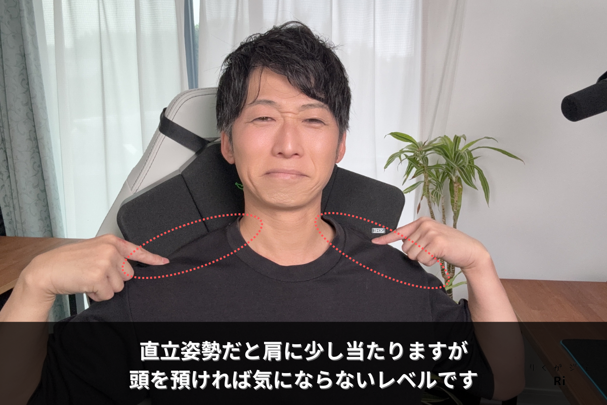 Razer Clioを装着した際に肩に軽く当たる様子