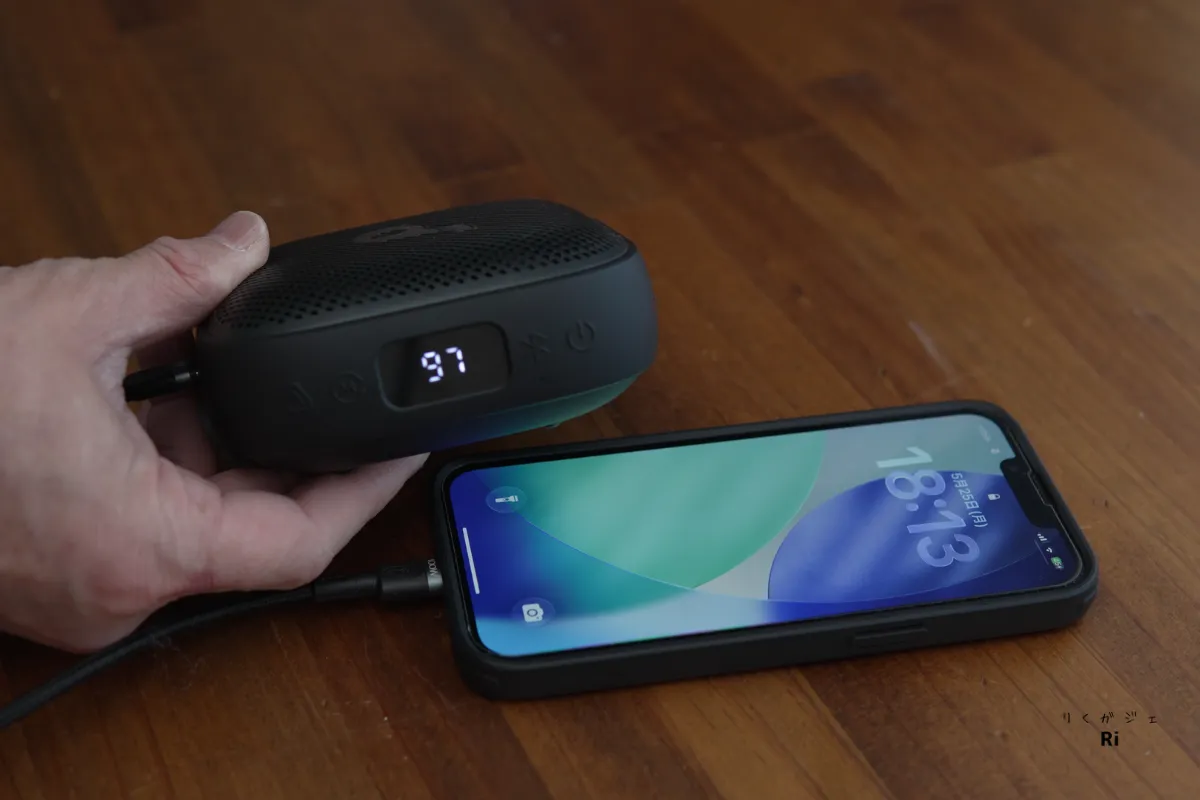 Soundcore Boom Go 3iでスマホを充電している様子。モバイルバッテリー機能を搭載し、外出先での緊急充電にも対応