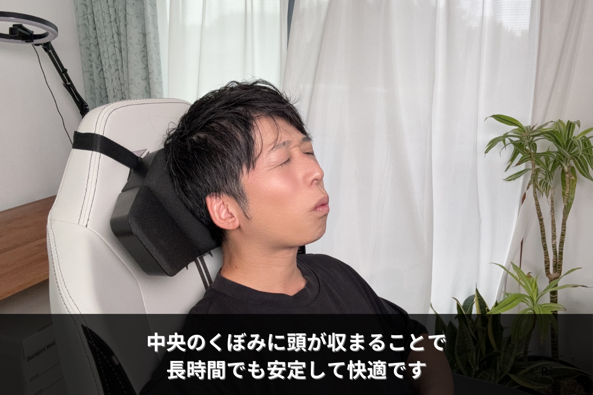 Razer Clioのヘッドレストに頭を預けてリクライニングする様子