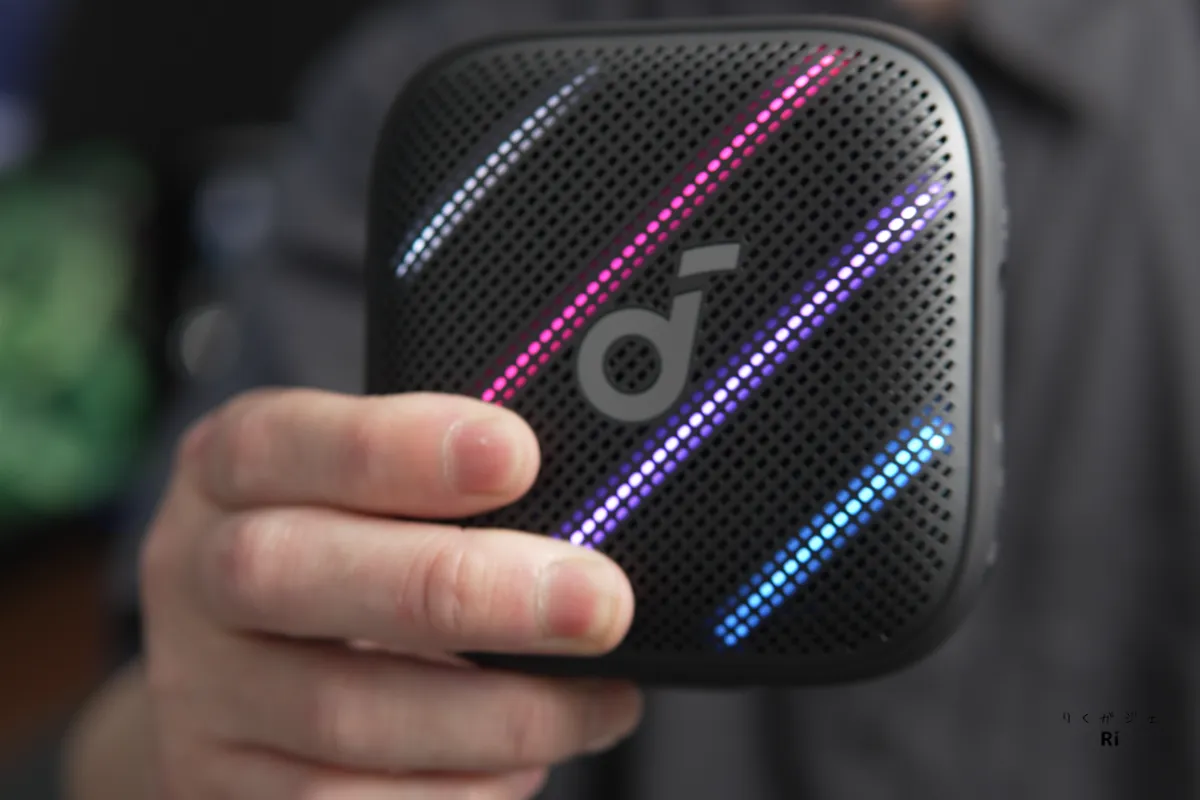LEDライトが光るSoundcore Boom Go 3i。音楽連動ライティングやアンビエントライト機能に対応し、空間演出も楽しめる