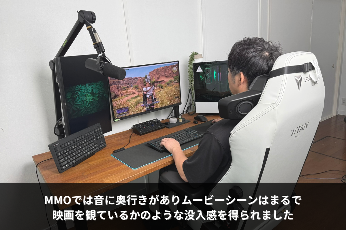 ゲーミングチェアに取り付けたRazer ClioでMMOを楽しむプレイヤー