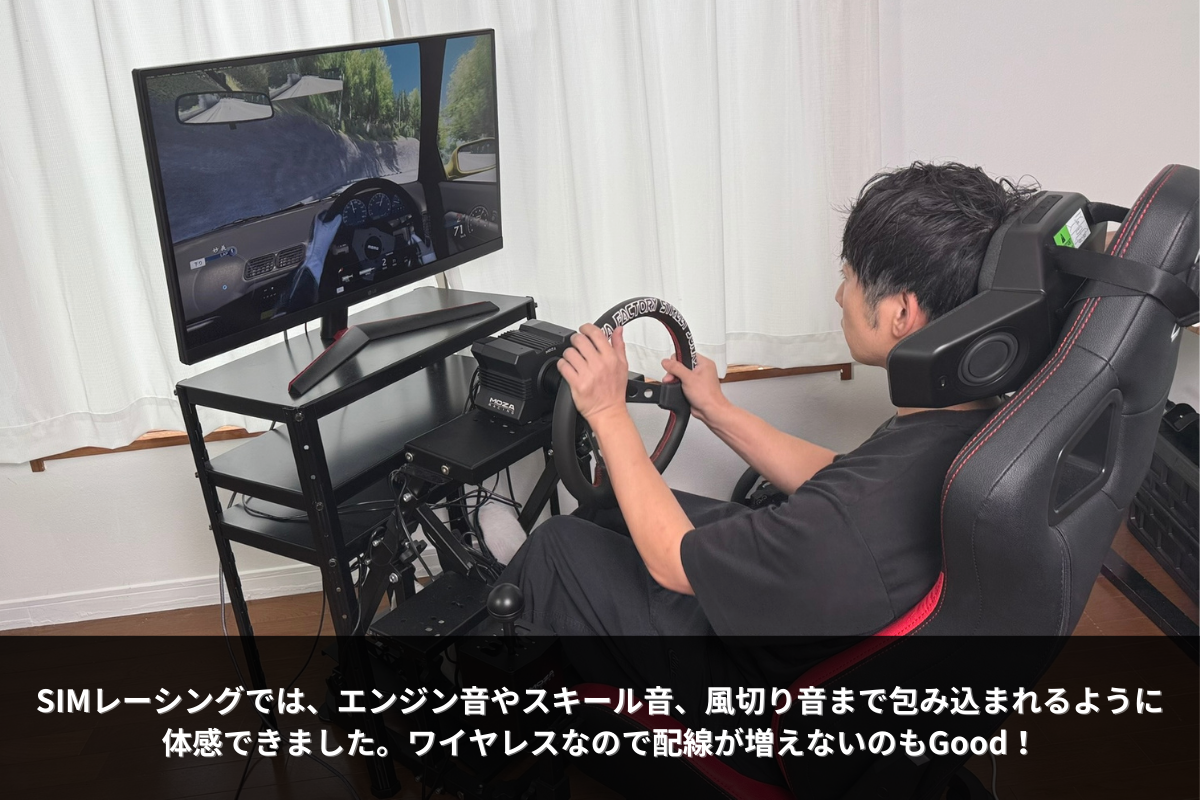 SIMレーシングでRazer Clioを使用し、臨場感あふれる音響を体感している様子