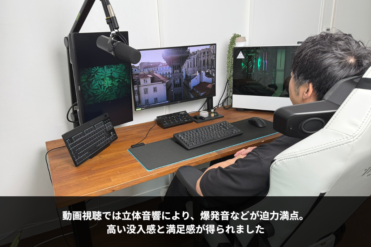 Razer Clioを使用し、デスクで動画サービスを視聴するユーザー