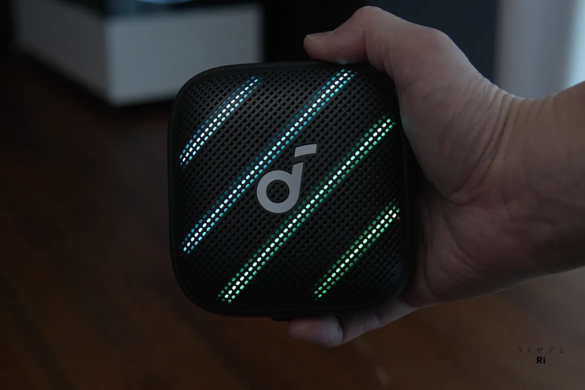 LEDライトが鮮やかに発光し、コンパクトながら存在感のあるBluetoothスピーカー