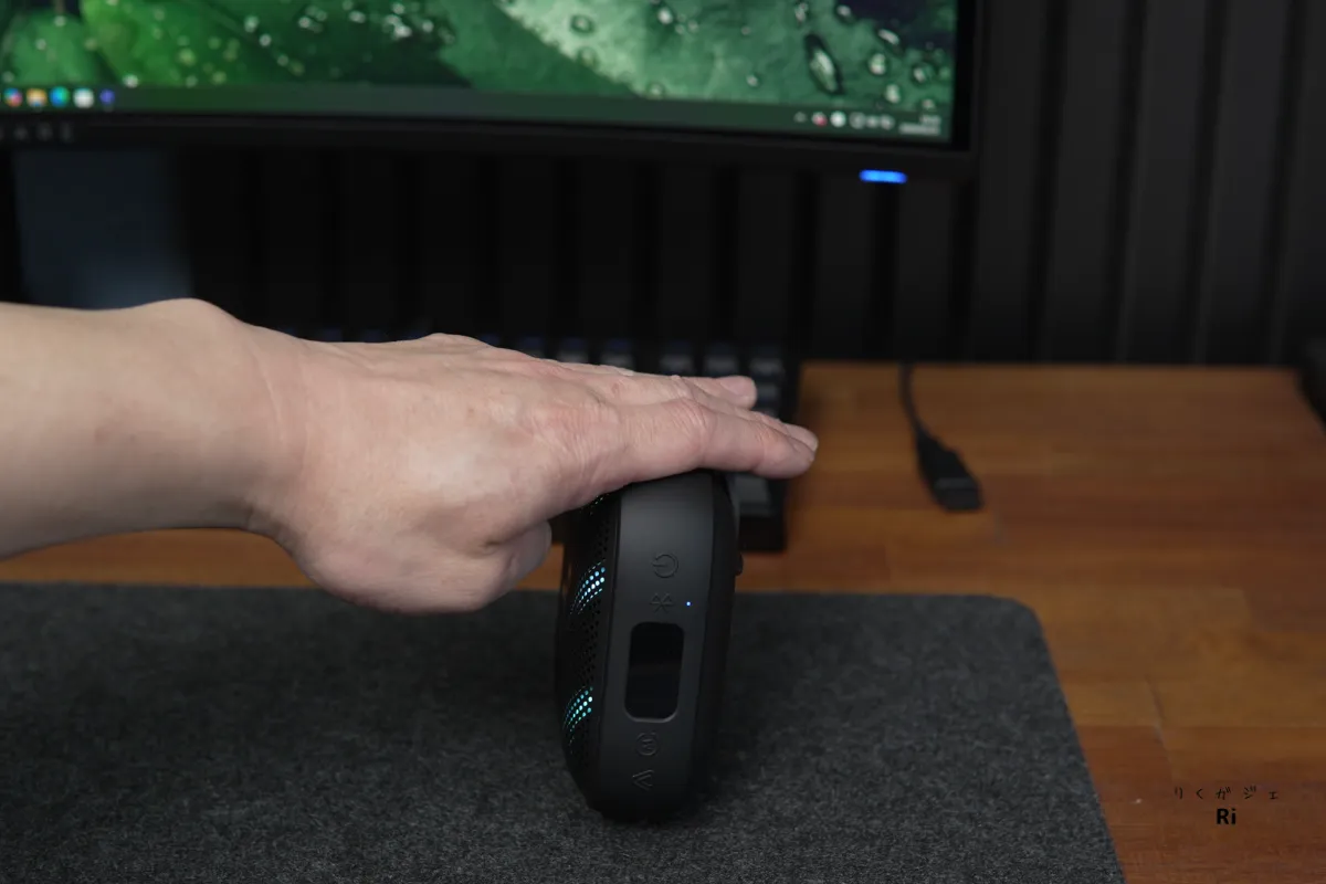 Soundcore Boom Go 3iを縦置きしている様子。軽量なため自立時はやや倒れやすく、安定感はそこまで高くない印象