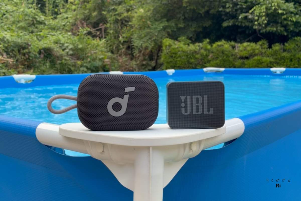 プールサイドに置いたJBL Go Essential 2とSoundcore Select 4 Go