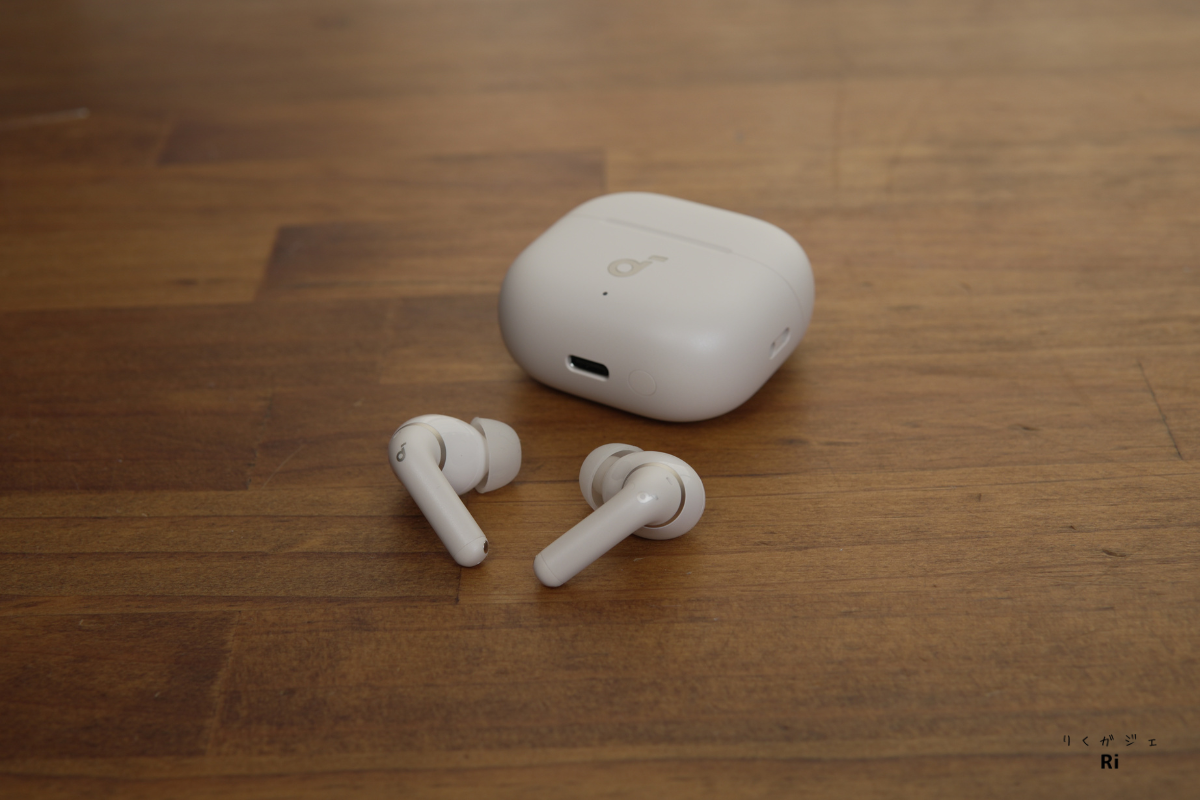 Soundcore P42iのイヤホン本体と充電ケース