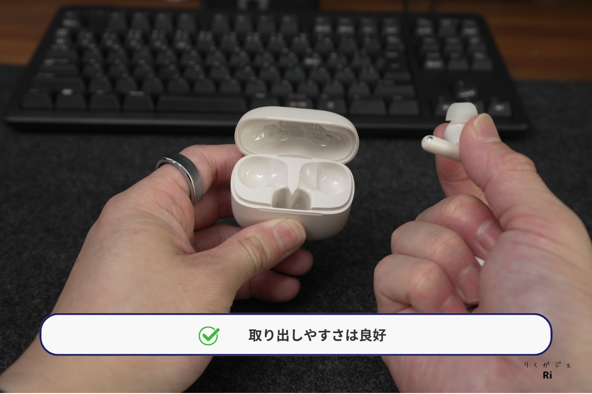 Soundcore P42iを充電ケースから取り出す様子