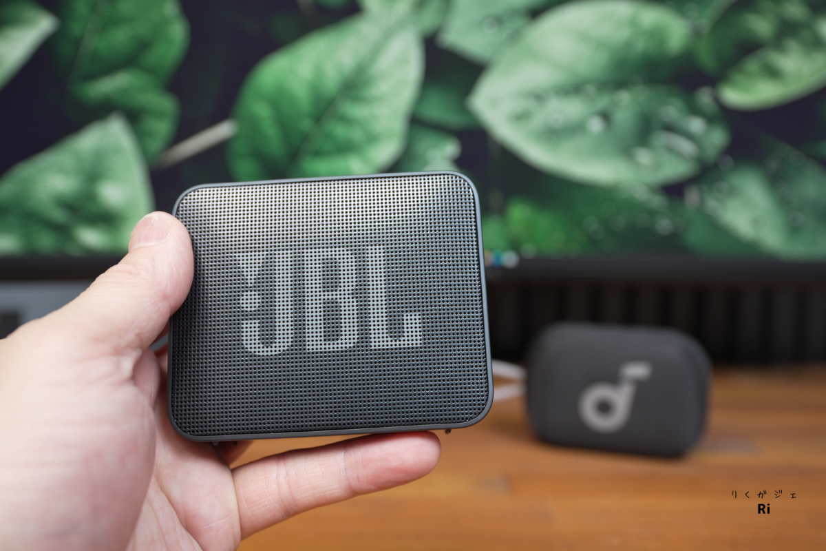 JBL Go Essential 2を手に持った様子