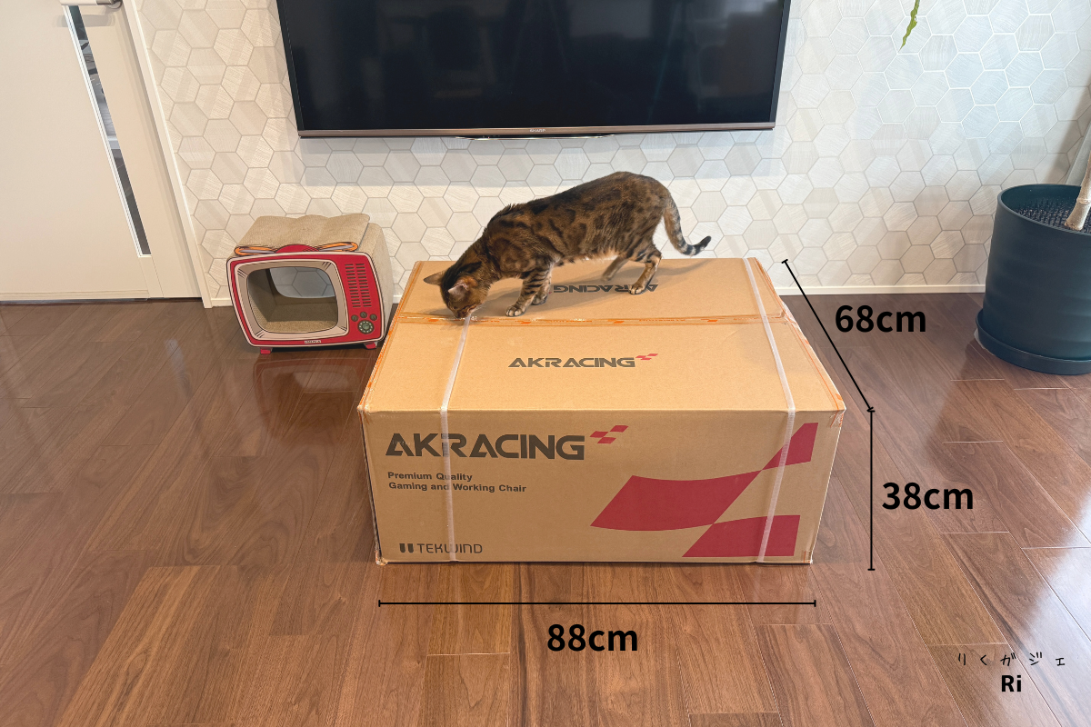 AKRacing Eclairの梱包サイズを測定。段ボールは88×68×38cm、重量約27kg。猫と比較しても大きめの箱