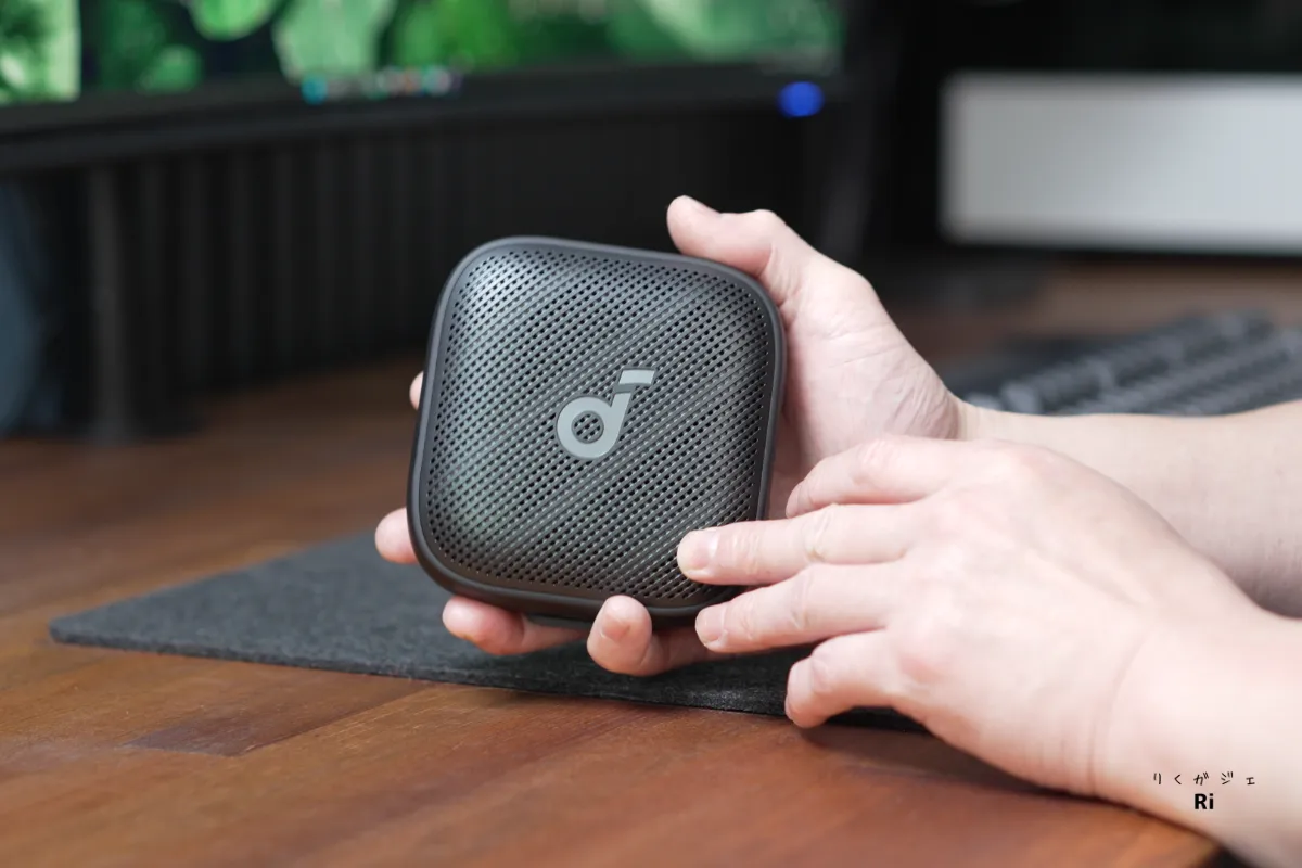 Soundcore Boom Go 3iを手に持ったサイズ感