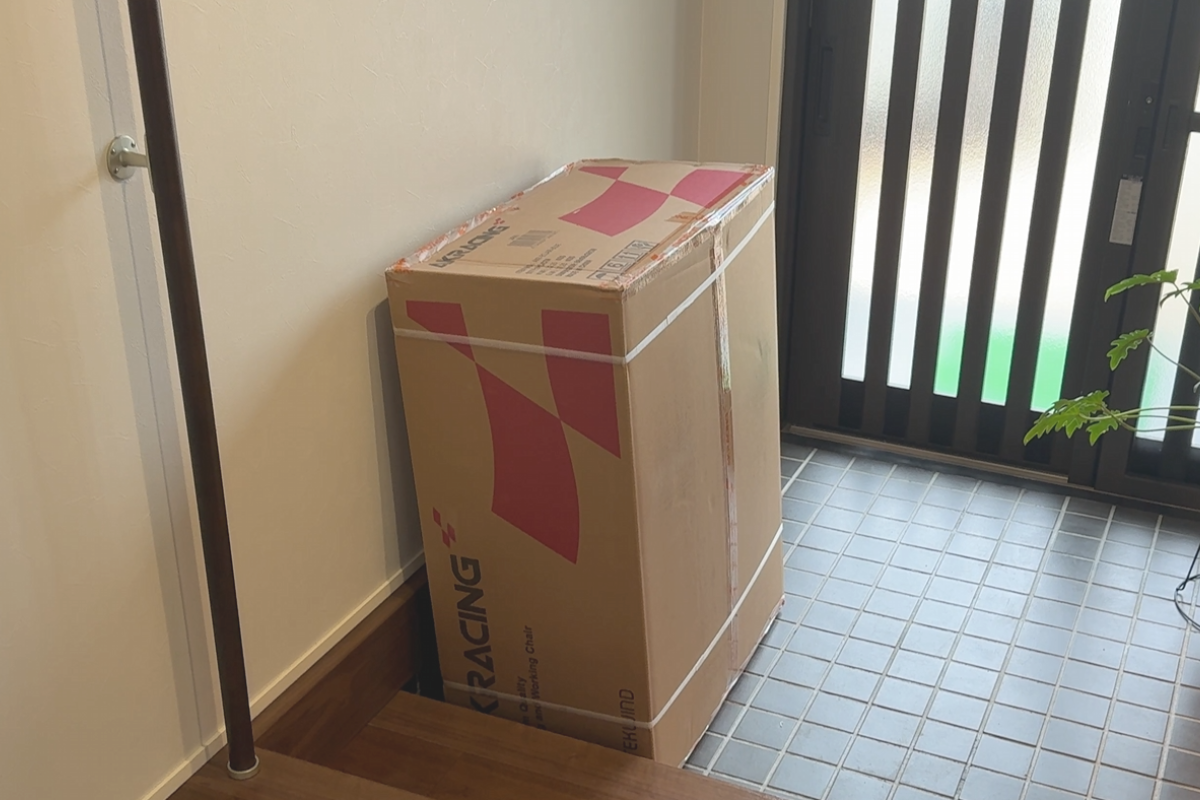 AKRacing Eclairが届いたときの梱包状態。大型ダンボールで玄関に届くため、搬入前に設置場所を確認しておくと安心