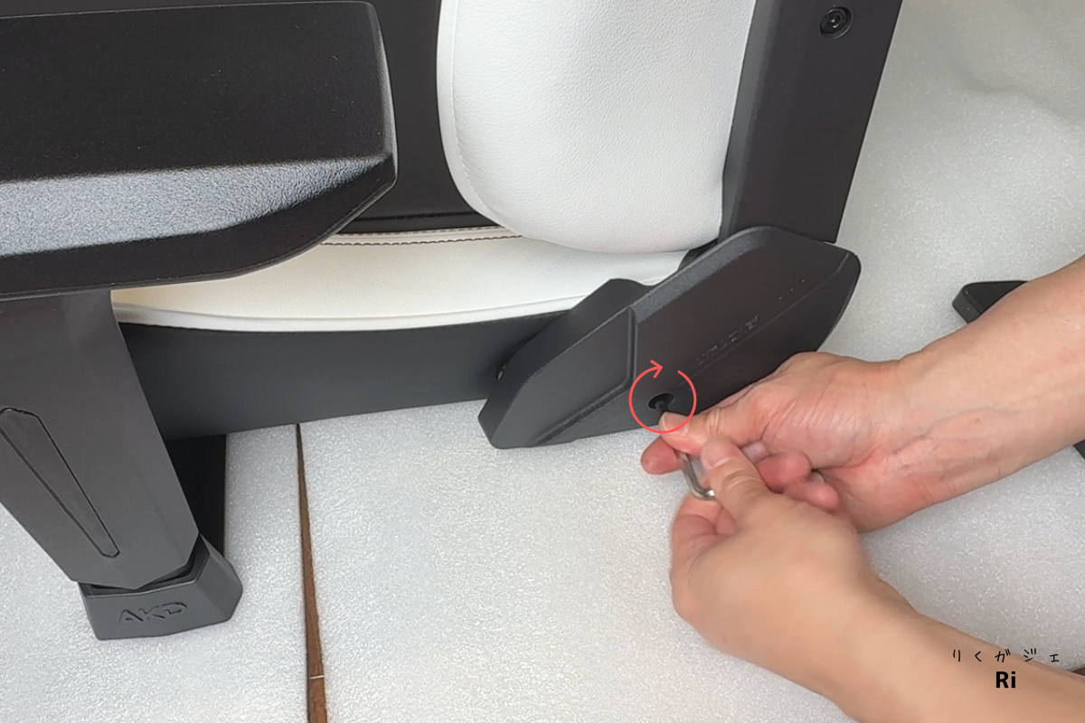 AKRacing Eclairの左側にプラスチックカバーをネジで取り付ける組み立て作業