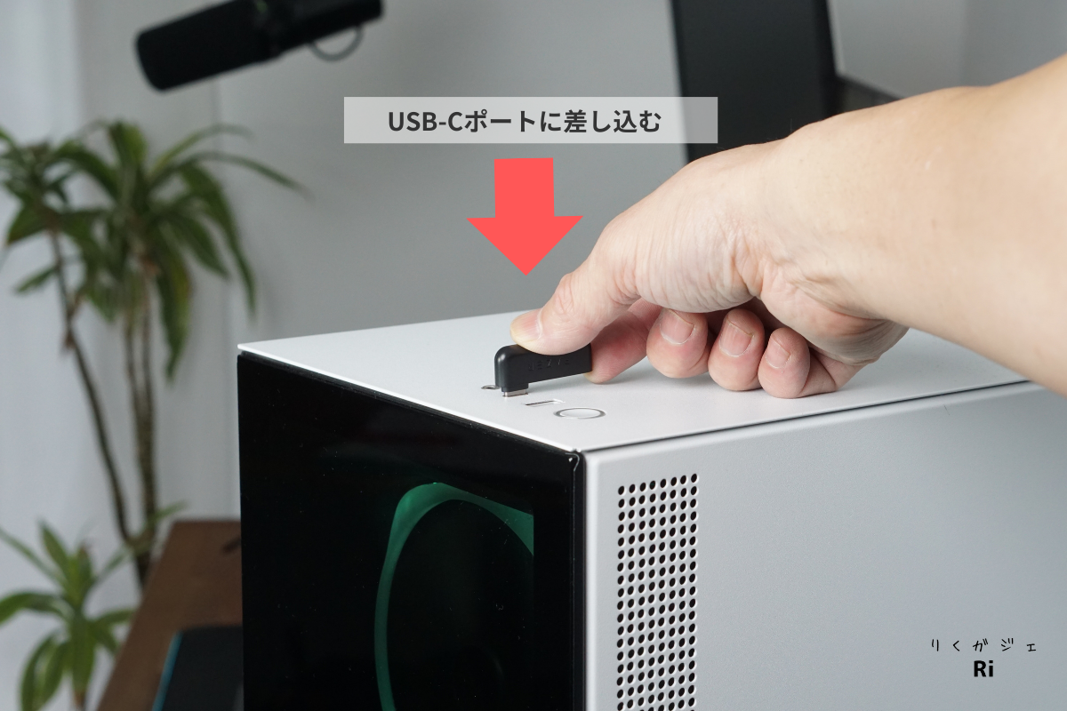 PCのUSB-Cポートにワイヤレスドングルを差し込む様子