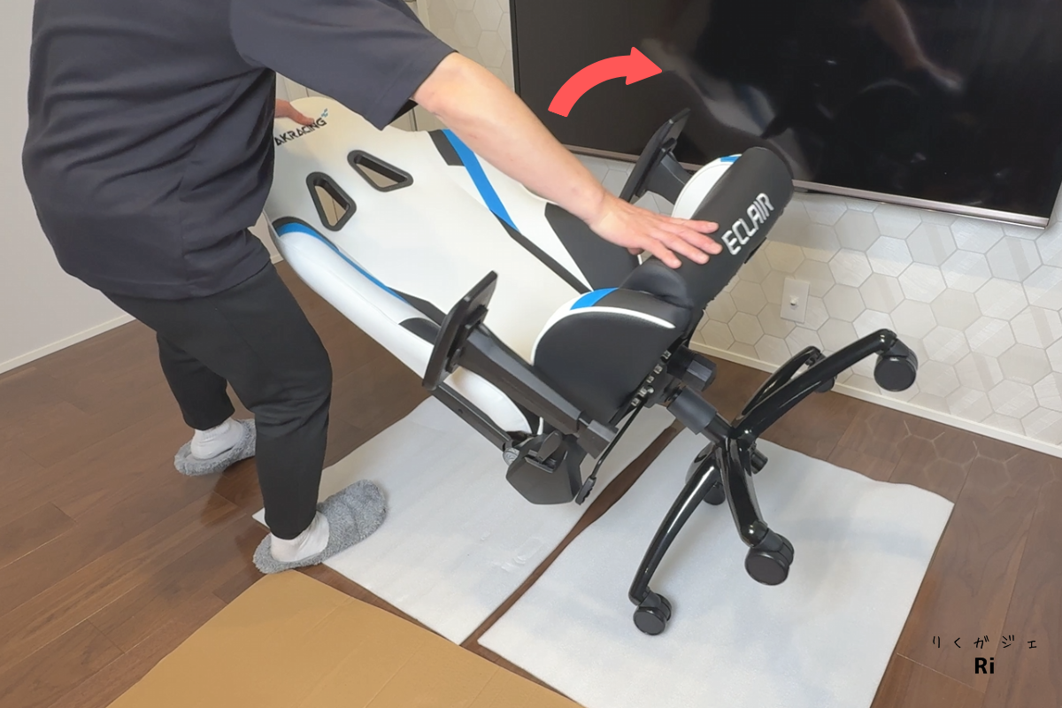 AKRacing Eclairのゲーミングチェアを組み立て完了後、背もたれとベースを持ち上げて起こす工程