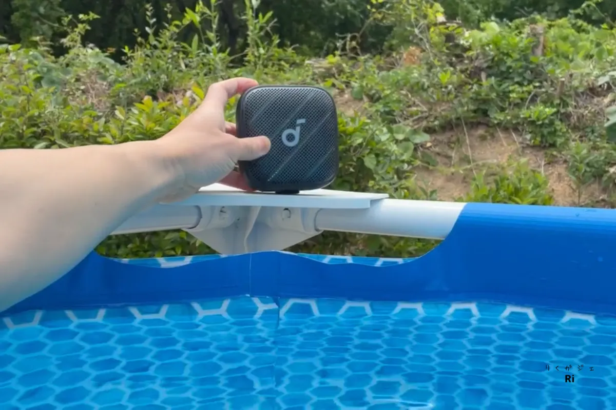防水対応のSoundcore Boom Go 3iをプールサイドで使用している様子