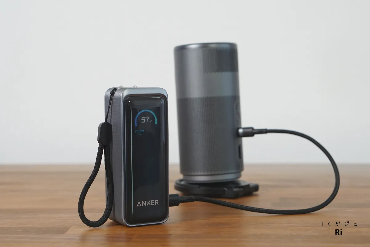 Anker Prime Power Bank (9600mAh, 65W, Fusion)で充電しながら投影する写真