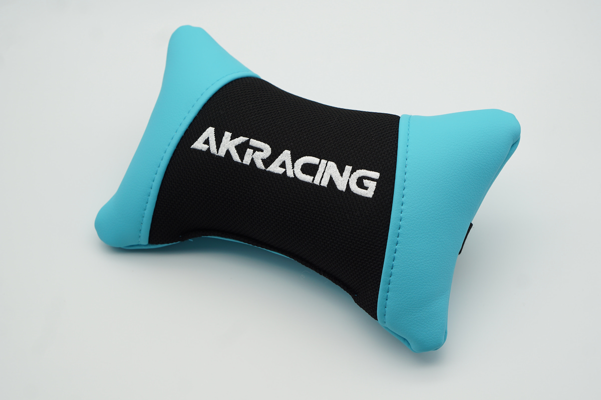 AKRacing PINONのヘッドレスト写真