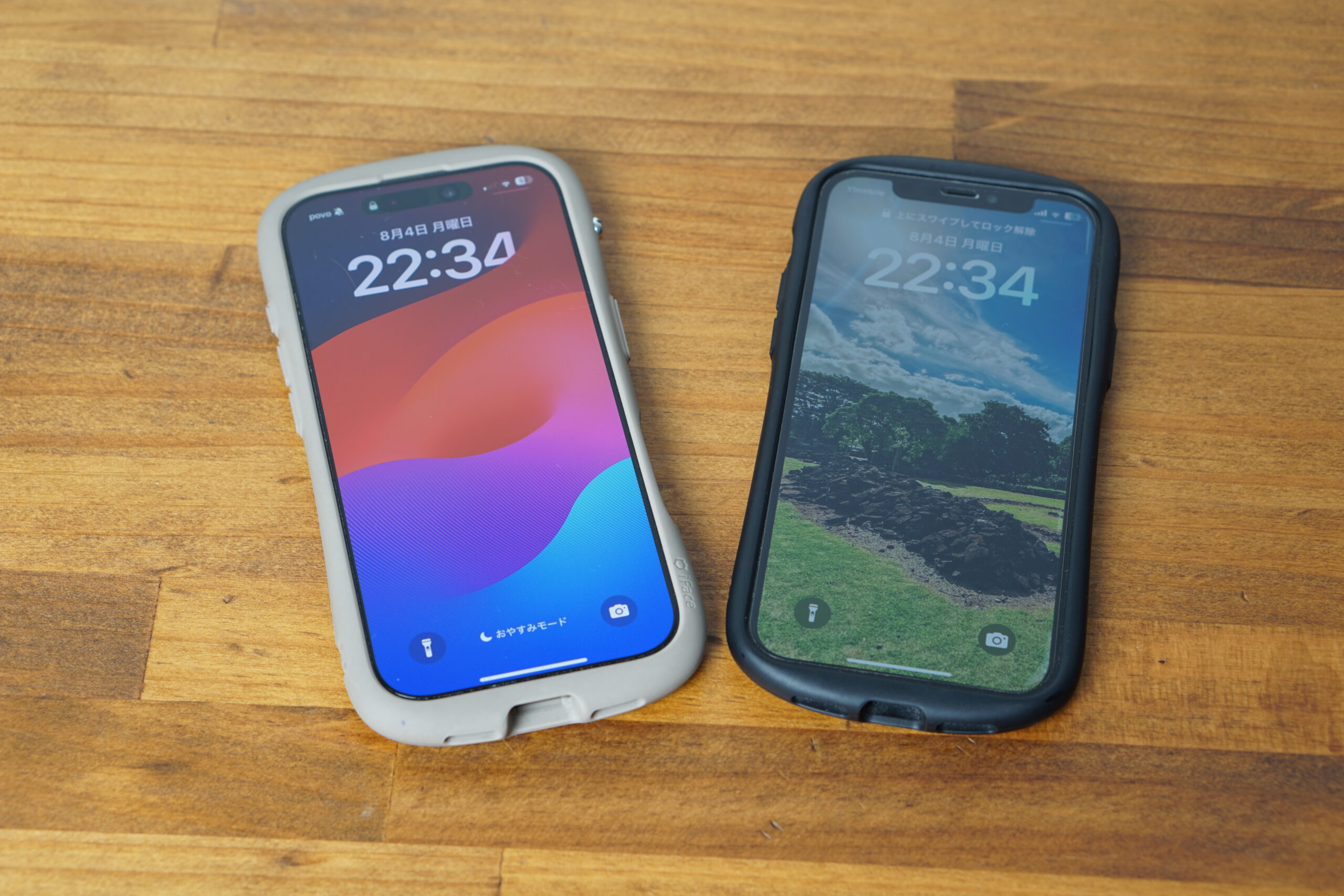 木製テーブルの上に並べられた2台のiPhone。Bluetooth接続の安定性検証に使用された端末。