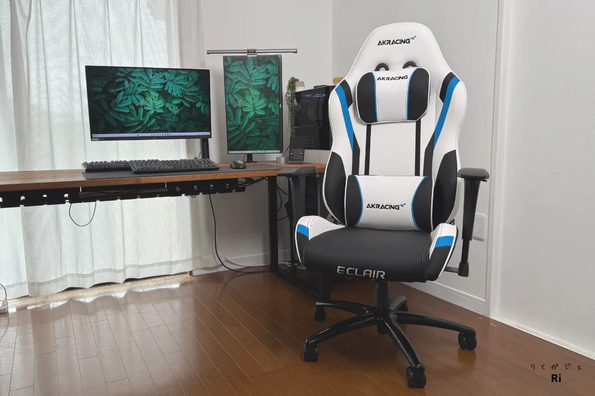 AKRacing Eclair ブルー|白ベースにブルーの差し色を採用したゲーミングチェアがナチュラル系インテリアと調和している設置例