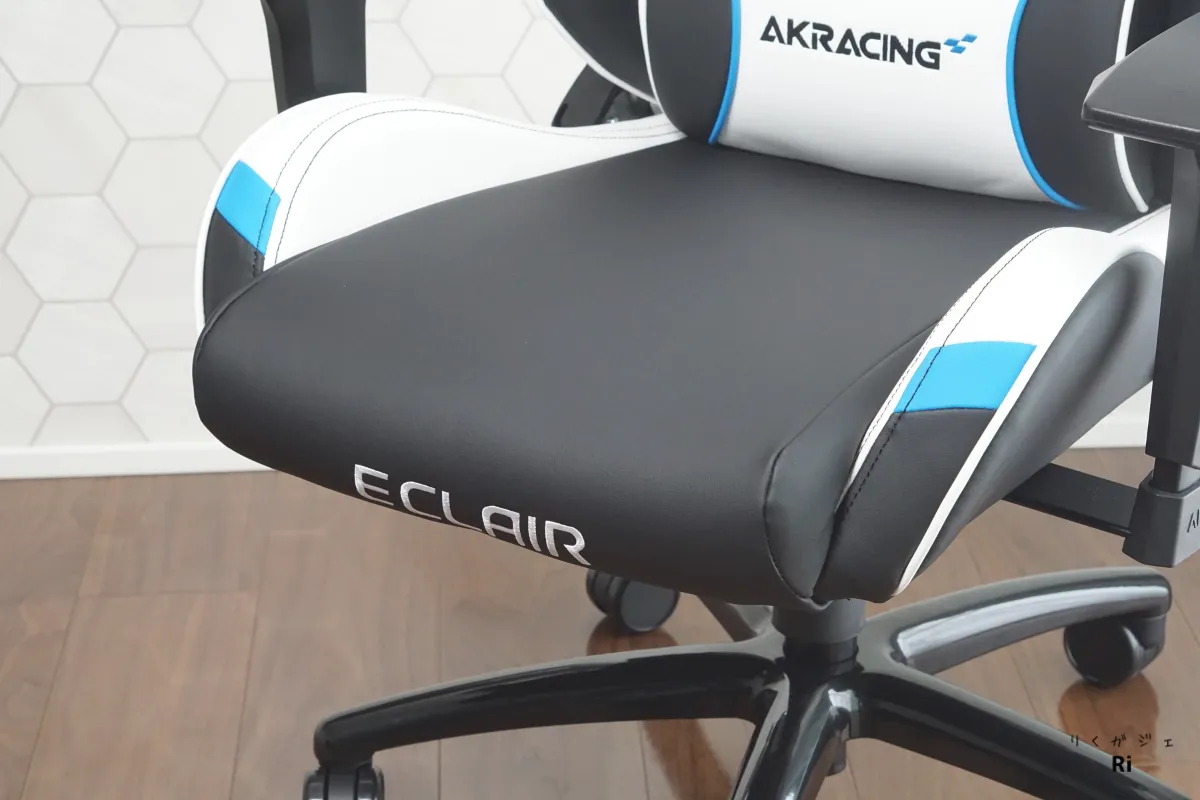 AKRacing Eclairの座面クローズアップ|厚みのあるクッションとサイドサポートで座り心地と安定感を両立したデザイン