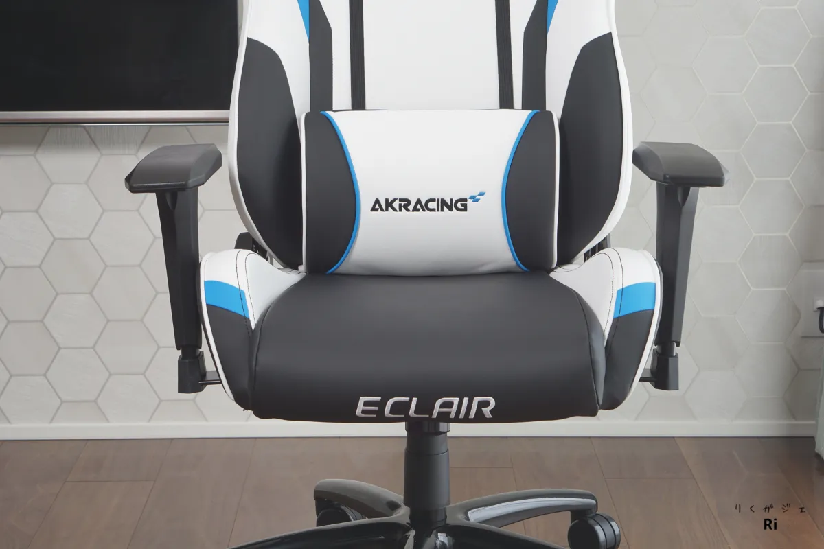AKRacing Eclairの座面アップ|白と黒のコントラストが全体を引き締め、ブラック座面は安定感と汚れにくさを両立