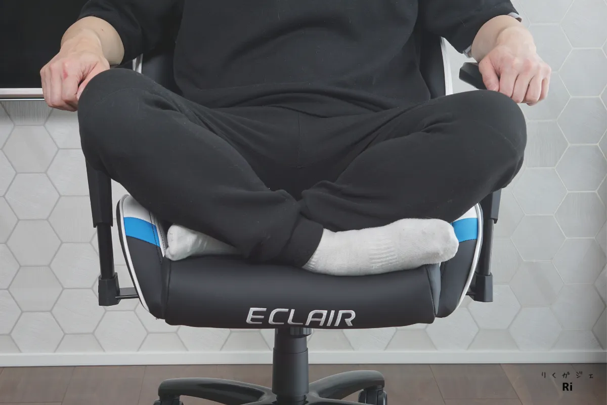 AKRacing Eclairに座ってあぐらをかく様子|座面の左右に立ち上がりがあるためやや窮屈に感じることもある使用イメージ