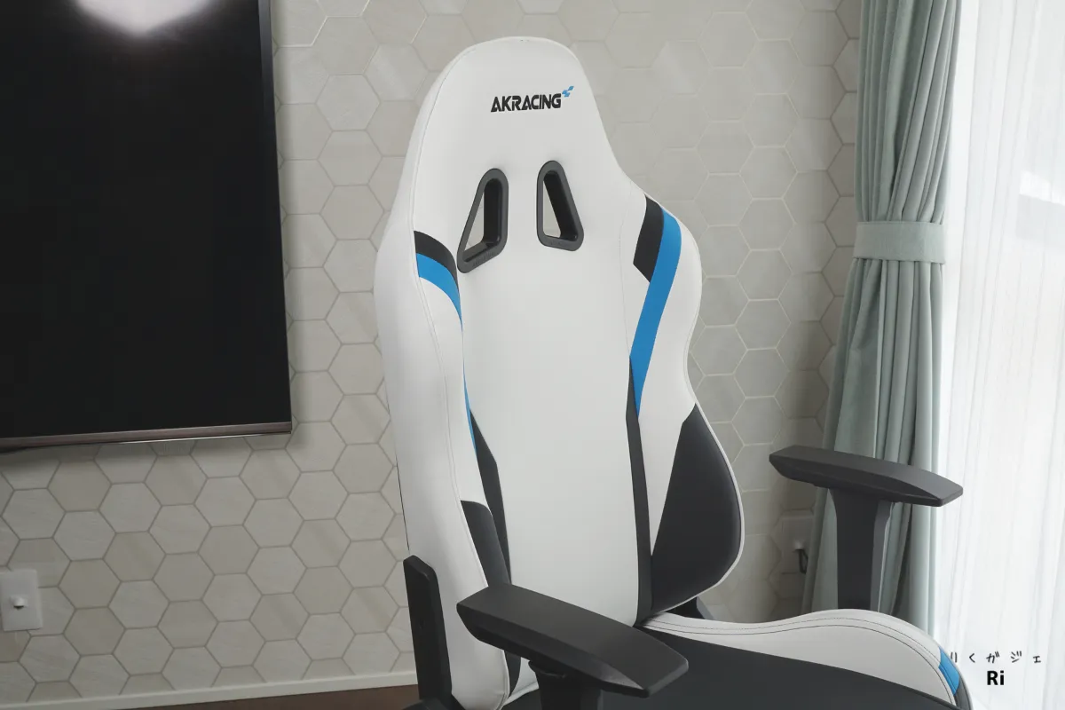 AKRacing Eclairの背もたれ|スポーツシート形状で肩まわりまでしっかりホールドするゲーミングチェア