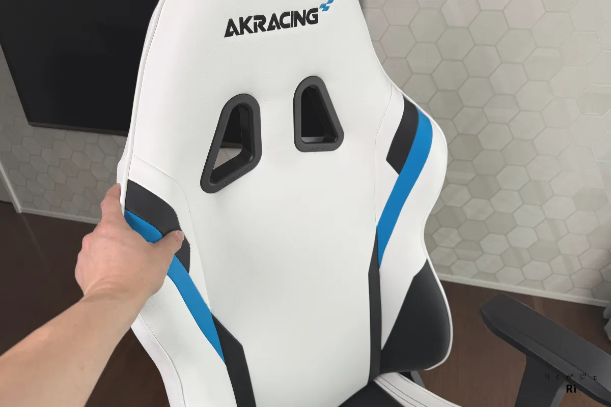 AKRacing Eclairの背もたれを手で押してクッション性を確認する様子|厚みのあるウレタンが背中をやさしく支える構造