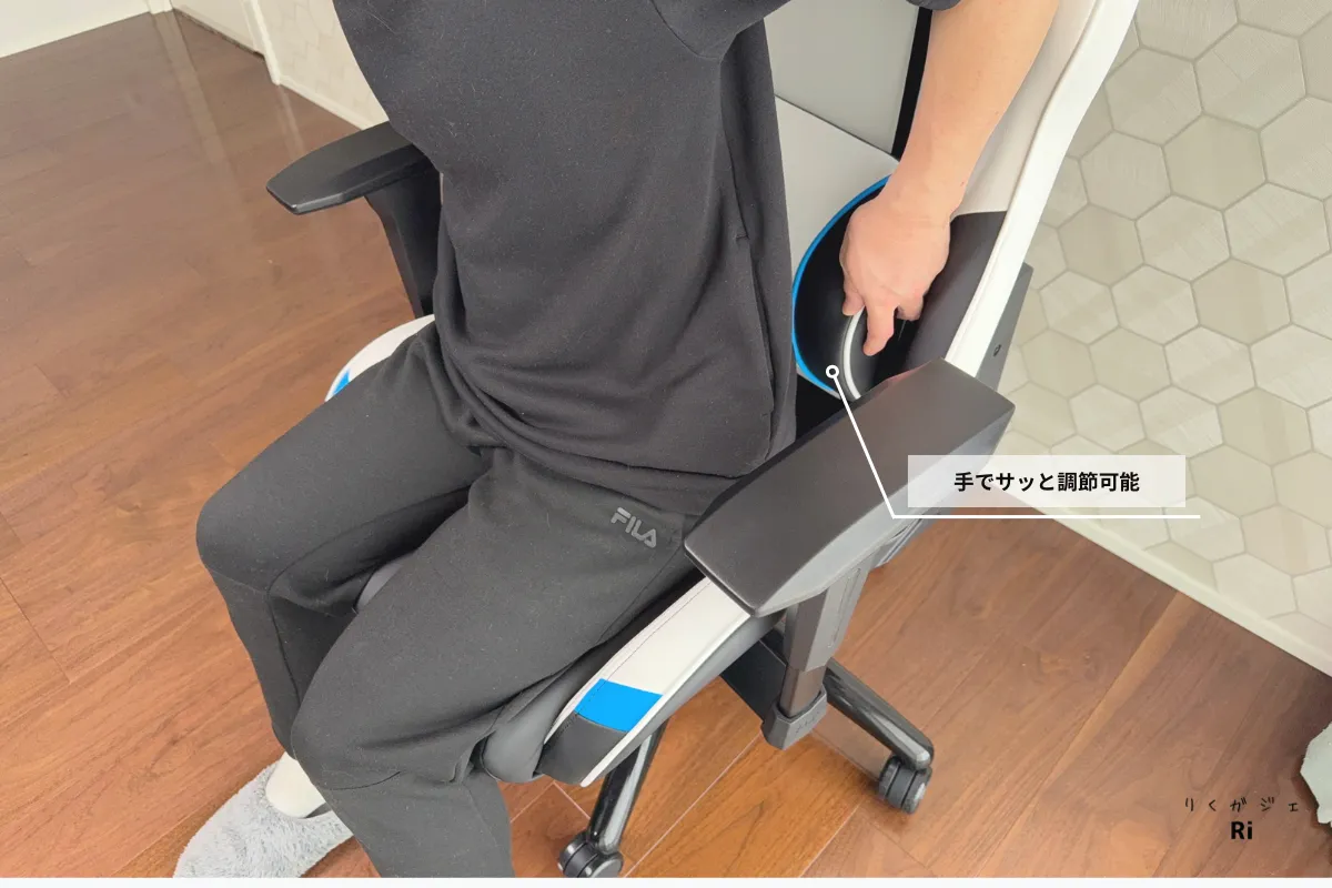 AKRacing Eclairのランバーサポートを手で調整する様子|背もたれに別体式クッションを採用し、体に合わせた微調整が簡単
