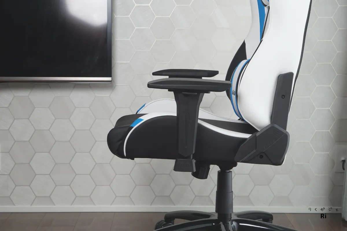 AKRacing Eclairのアームレストを最も低い位置に下げた状態の横からの写真