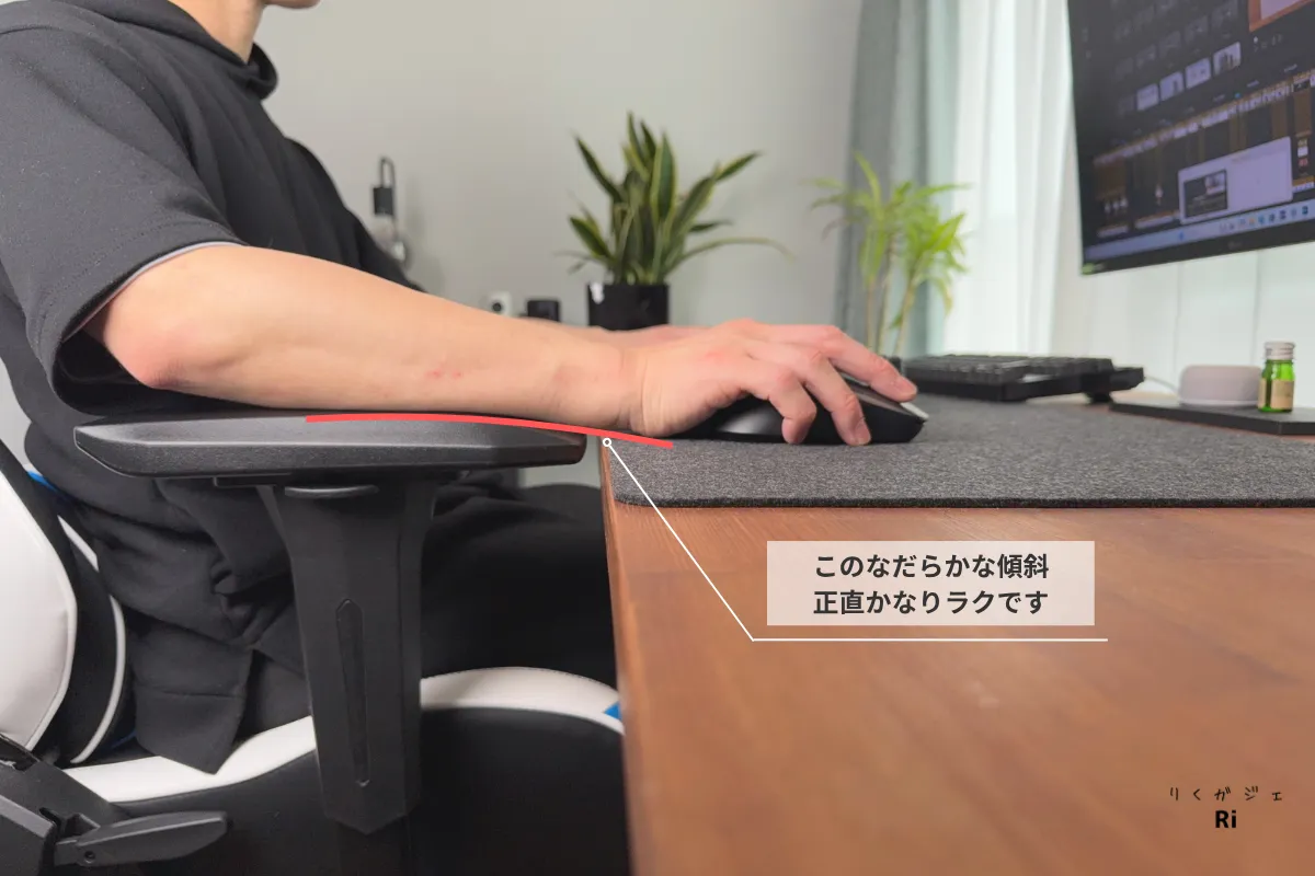 AKRacing Eclairのアームレストをデスクより少し高めにセットし、手首を自然に下ろせる姿勢で快適なマウス操作を実現している様子
