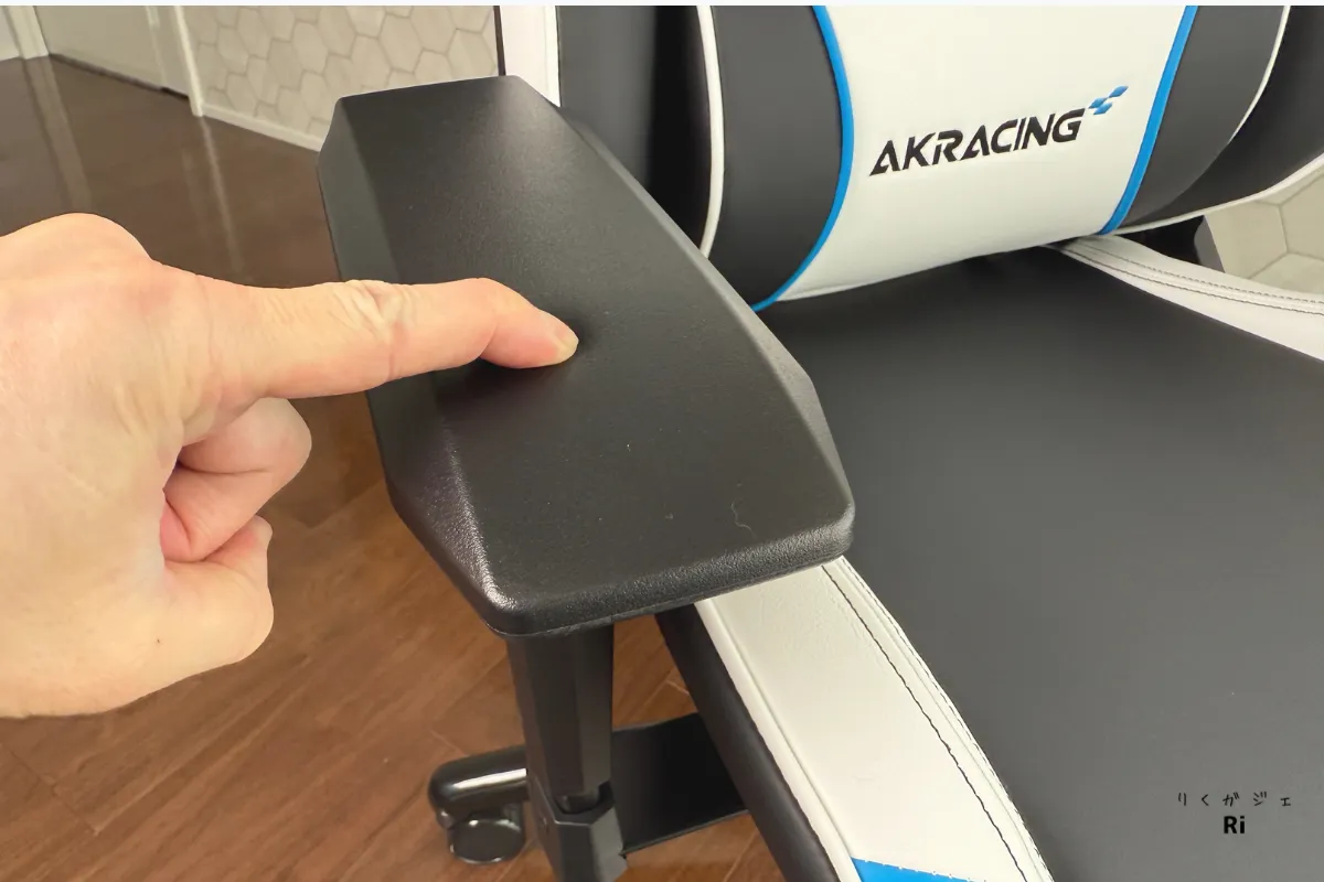 AKRacing Eclairのアームレスト素材はムチッとした弾力感で長時間でも快適|フィット感に優れたアームクッション