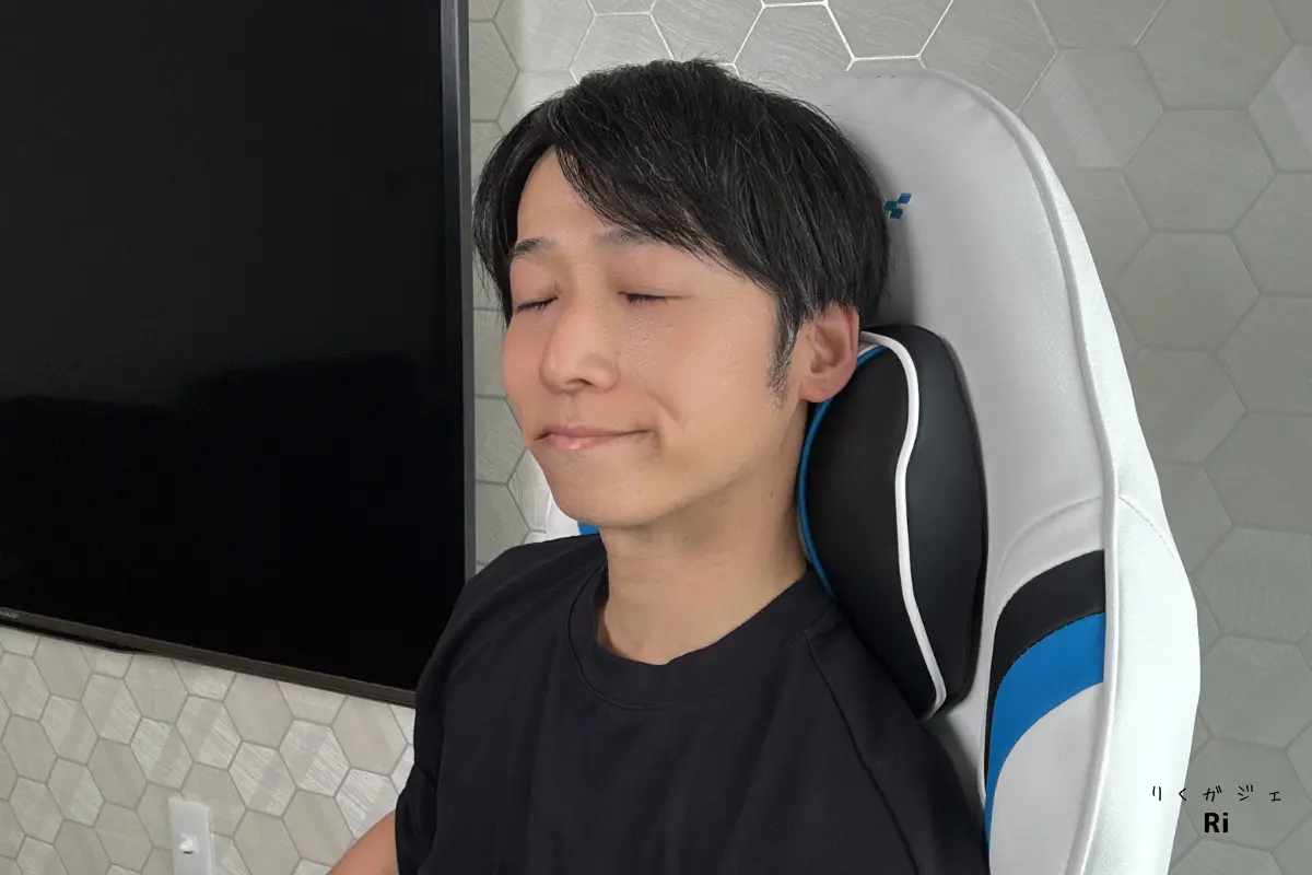 AKRacing Eclairの大判ヘッドレストに寄りかかってリラックスする男性|首まわりをふんわり包むように支える快適設計