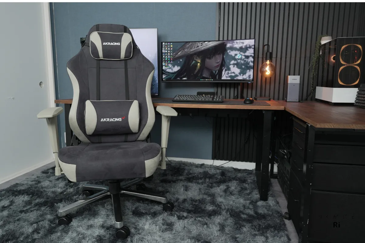 落ち着いた配色のゲーミングチェアとデスク環境の設置例