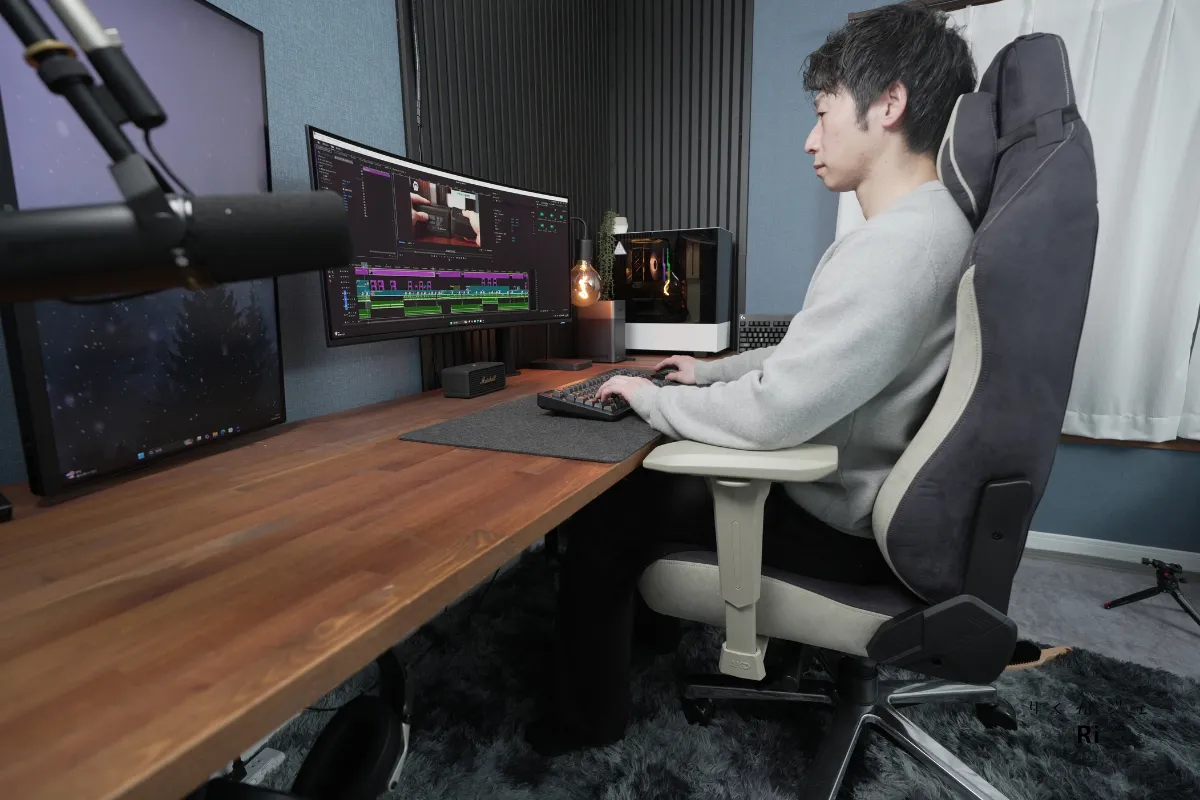 デスク作業中の使用イメージ（横からの座り姿勢）