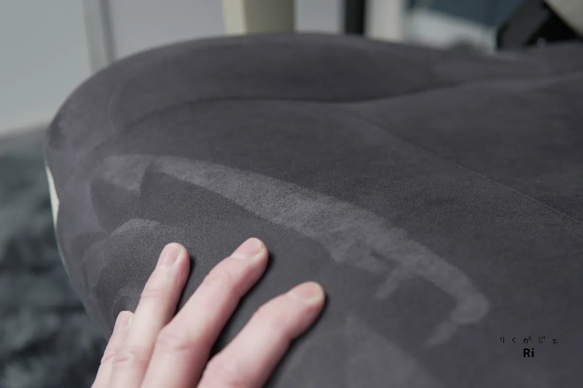 スエード調ファブリックの質感を手で触れて確認する様子