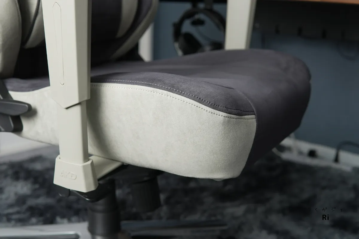 座面クッションの厚みと形状が分かる側面アップ