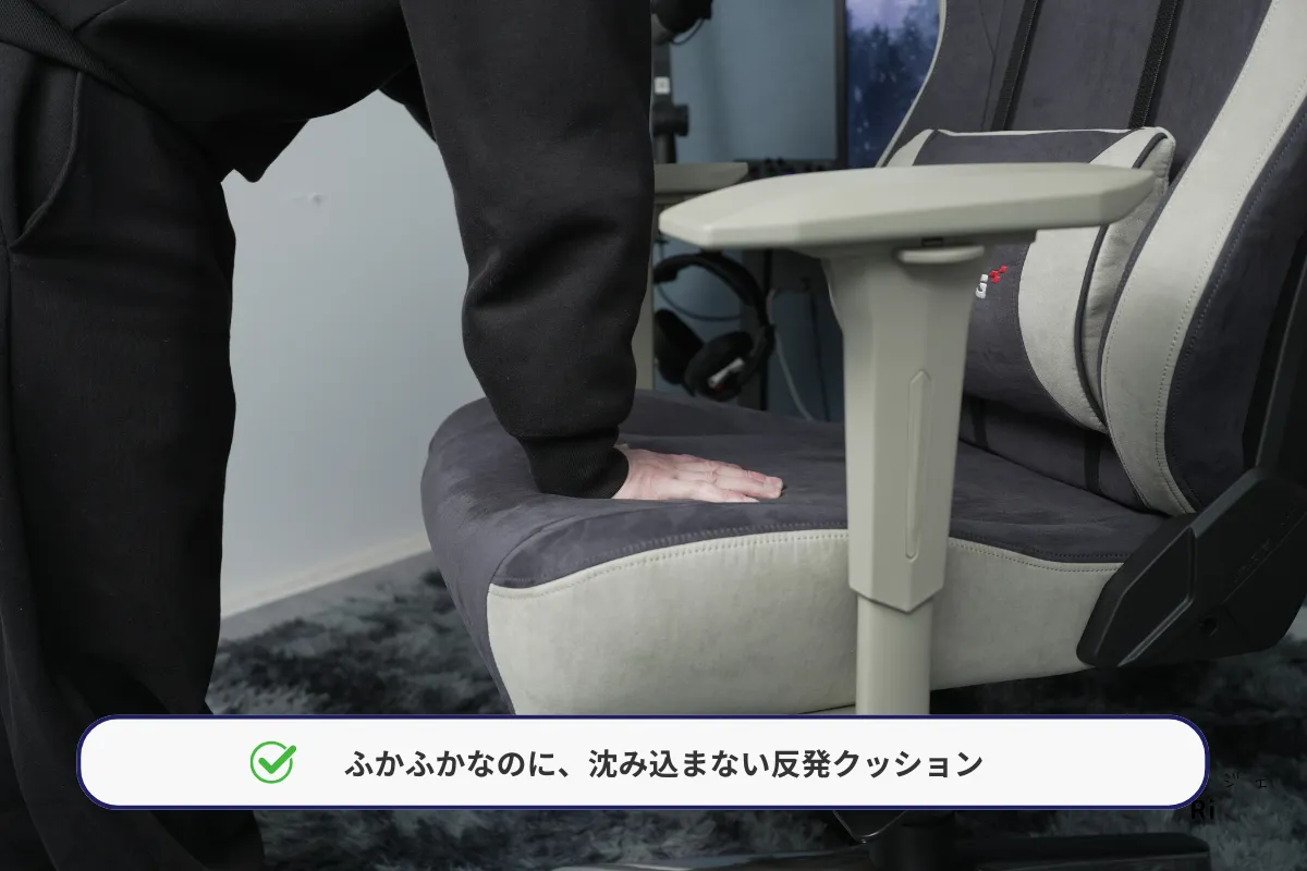 反発力のある座面クッションを手で押している様子