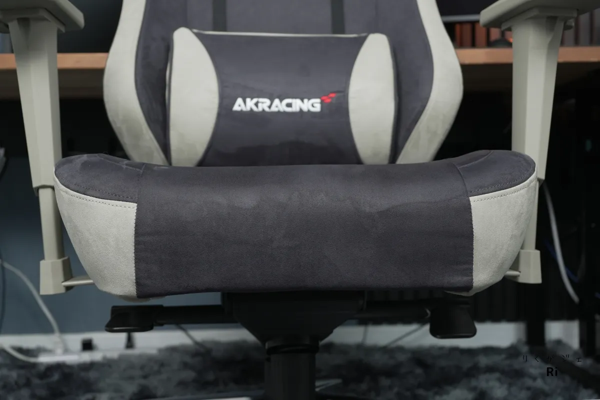 中央に向かって緩やかに傾斜した座面形状の正面アップ