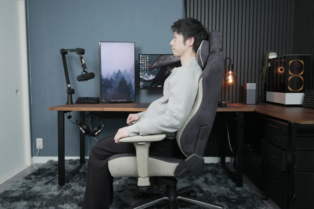 アームレストを最も低い位置に調整した使用イメージ