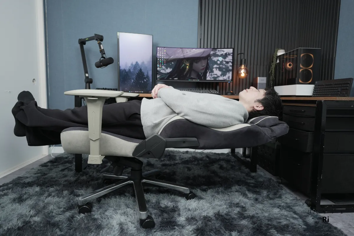 リクライニング角度180°のフラット姿勢イメージ