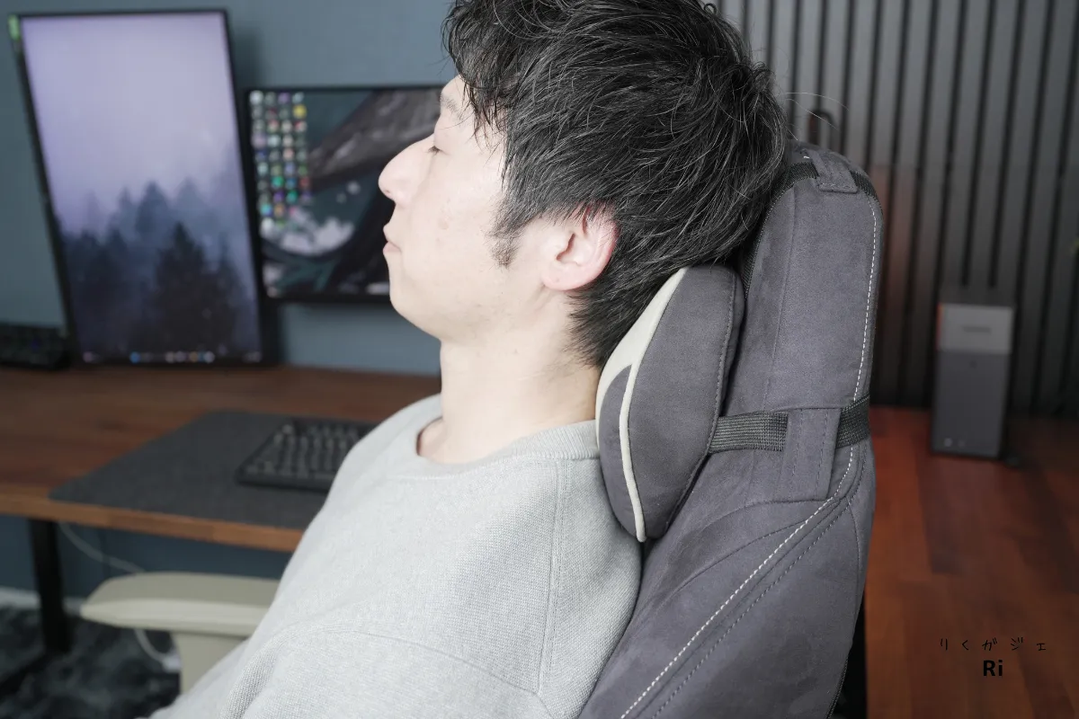 首の隙間を支えるカーブ形状ヘッドレストの使用例