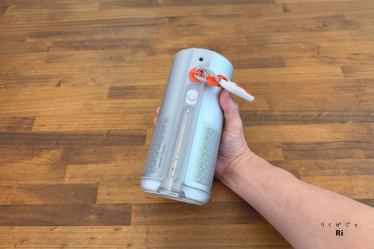 Aladdin Poca Laserを片手で持ち上げている様子。コンパクトで持ち運びやすいサイズ感。