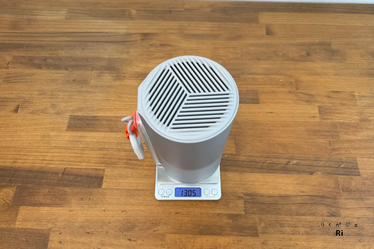 Aladdin Poca Laserをキッチンスケールで計測した様子。実測重量は約1.3kg。
