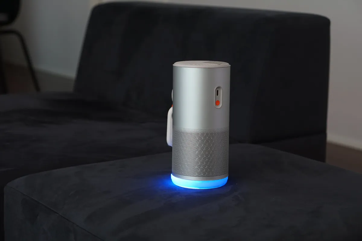 Aladdin Poca Laserのスピーカーライトモード。青く発光するベースが音楽のリズムに合わせて点滅し、アンビエントライトのように部屋を照らしている様子。