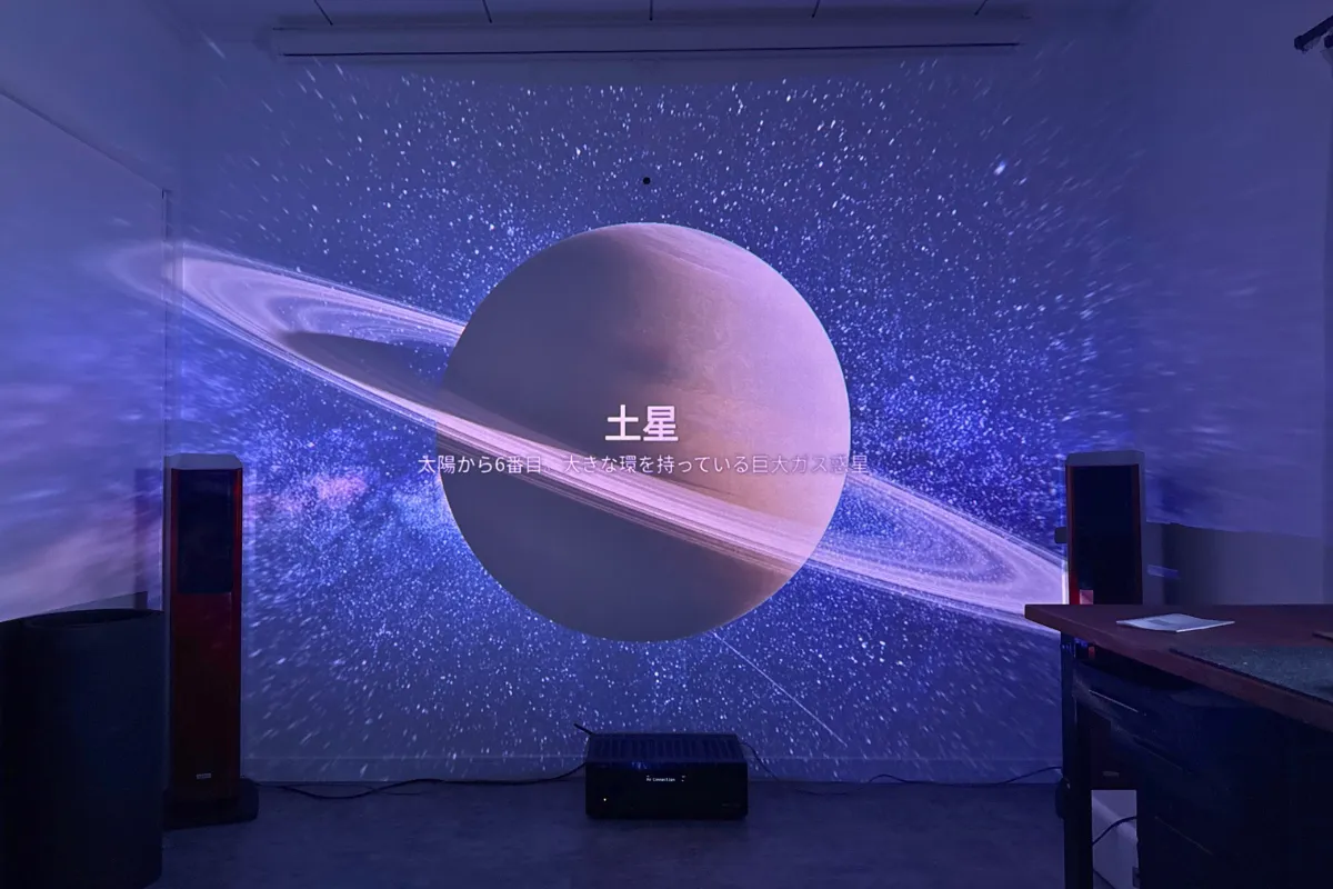 Aladdin Lens Aを装着して投影した星空の映像。土星を中心に広がる宇宙空間が立体的に映し出され、まるでプラネタリウムのような没入感を体験できる。