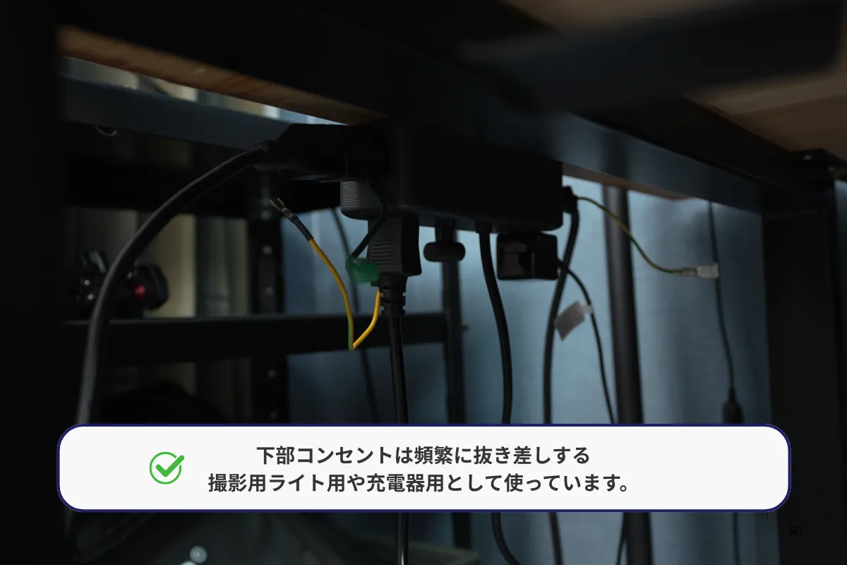 デスクサイドに設置したNano Power Strip